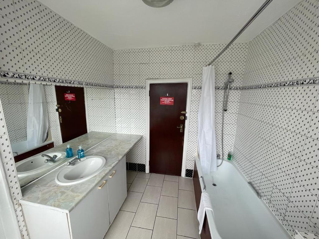 St Nicholas Hotel Harrow Eksteriør bilde