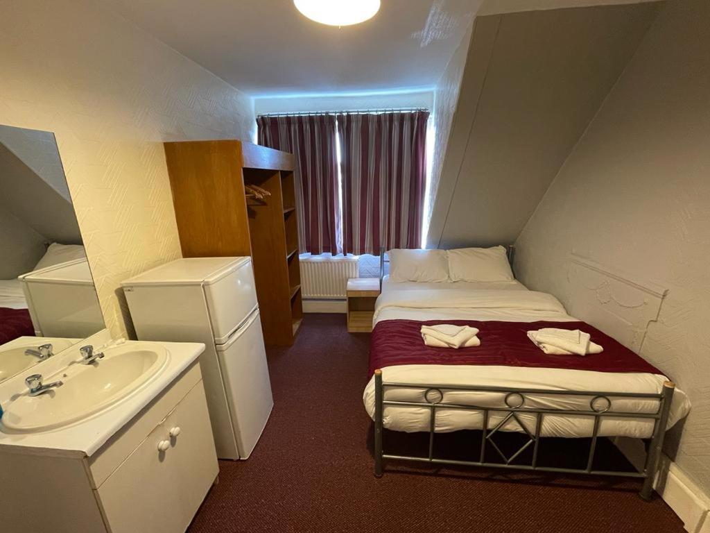 St Nicholas Hotel Harrow Eksteriør bilde
